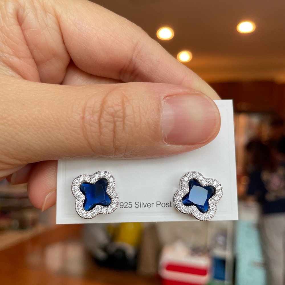 Sapphire clover studs